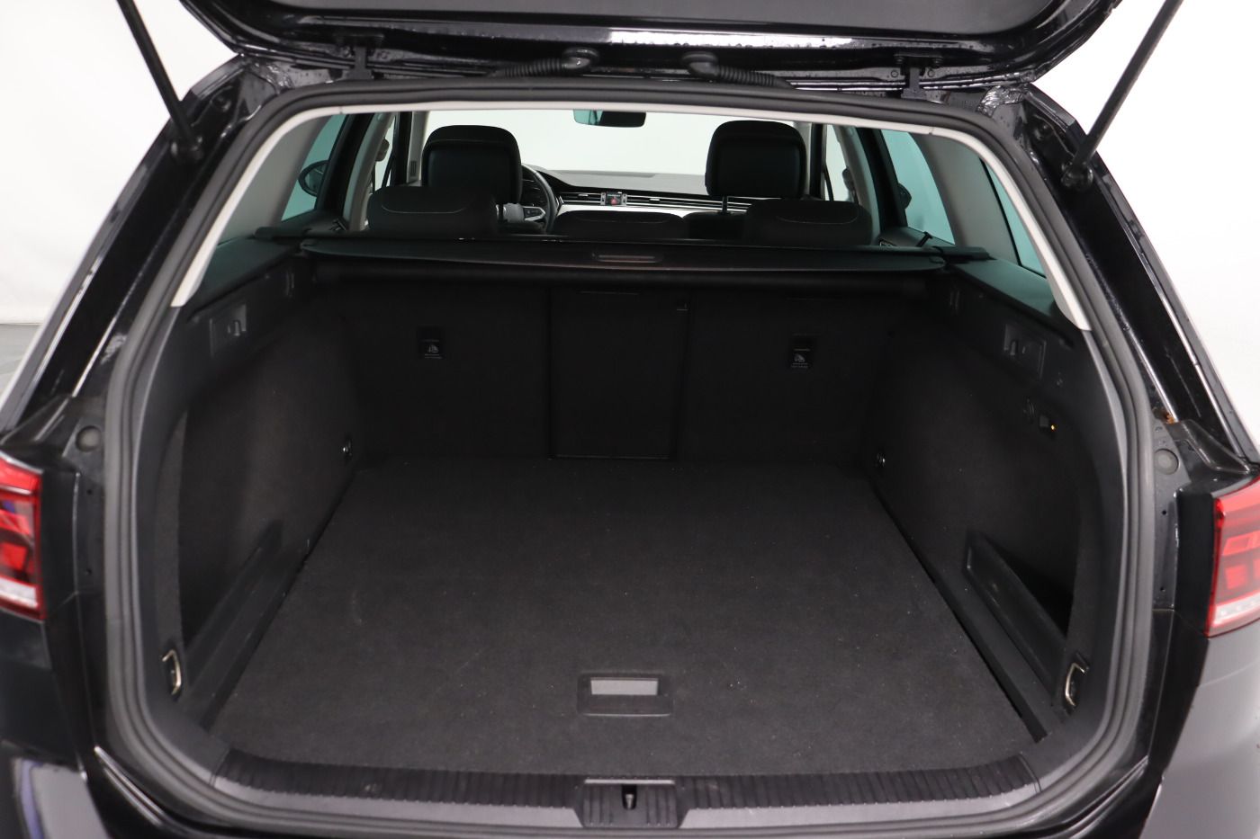 Fahrzeugabbildung Volkswagen Passat Variant 1.5 TSI DSG Business Navi LED ACC