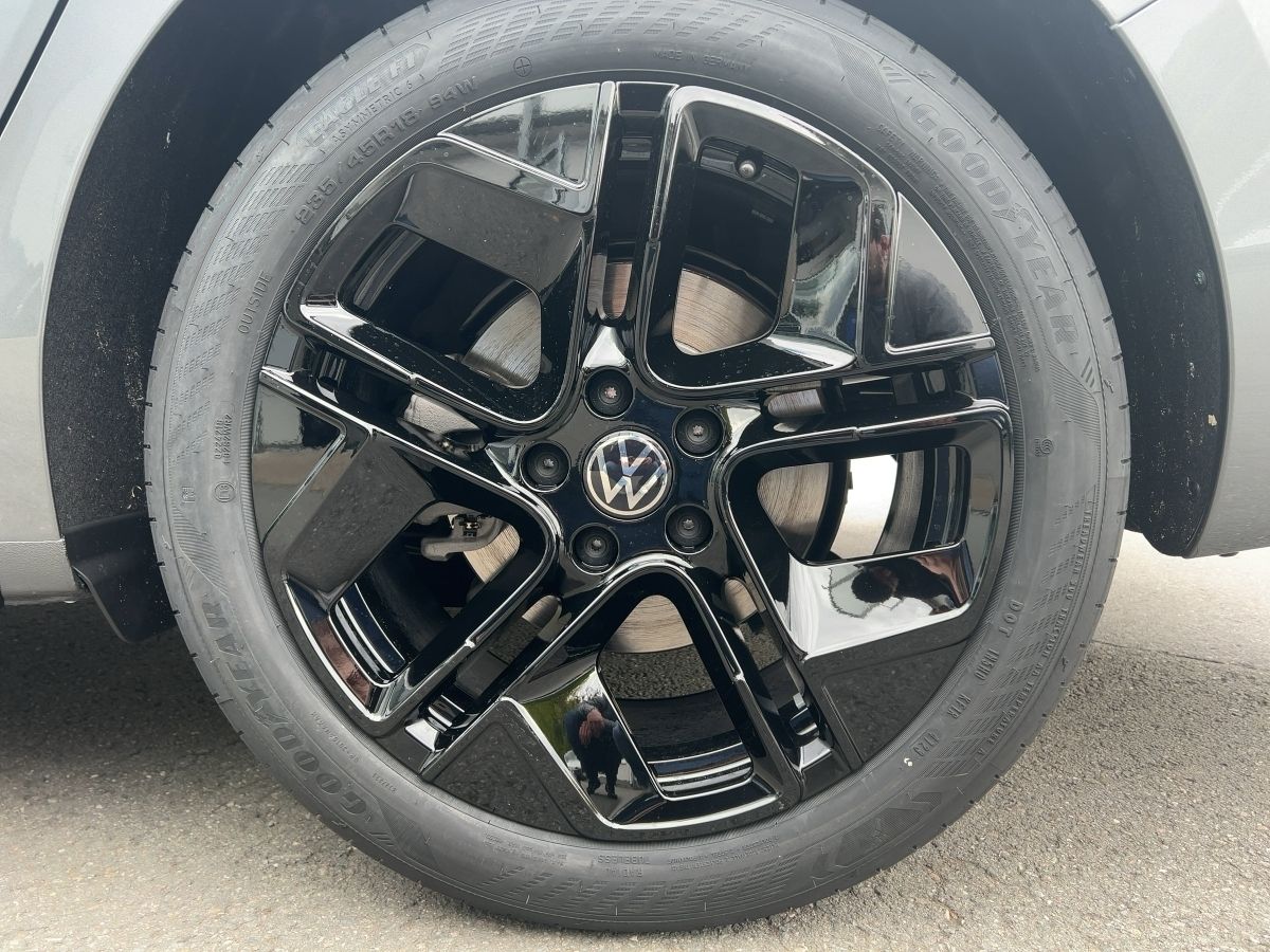 Fahrzeugabbildung Volkswagen Passat TDI R-Line Black Style AHK Navi HUD 360°