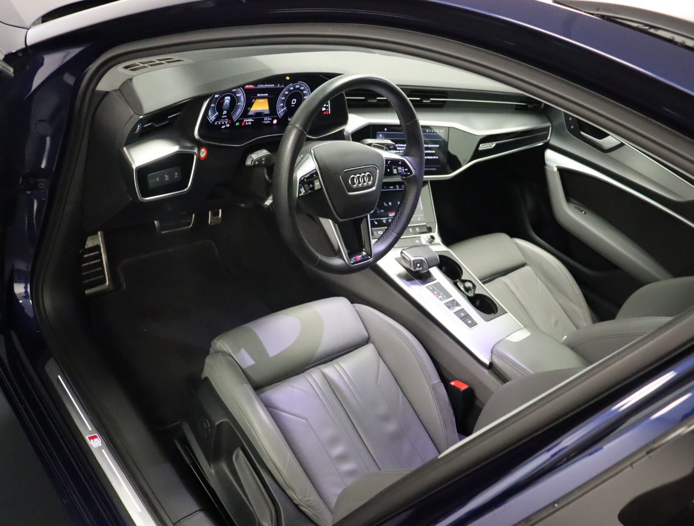 Fahrzeugabbildung Audi A6 Avant 55 TFSI e quattro S tronic sport AHK