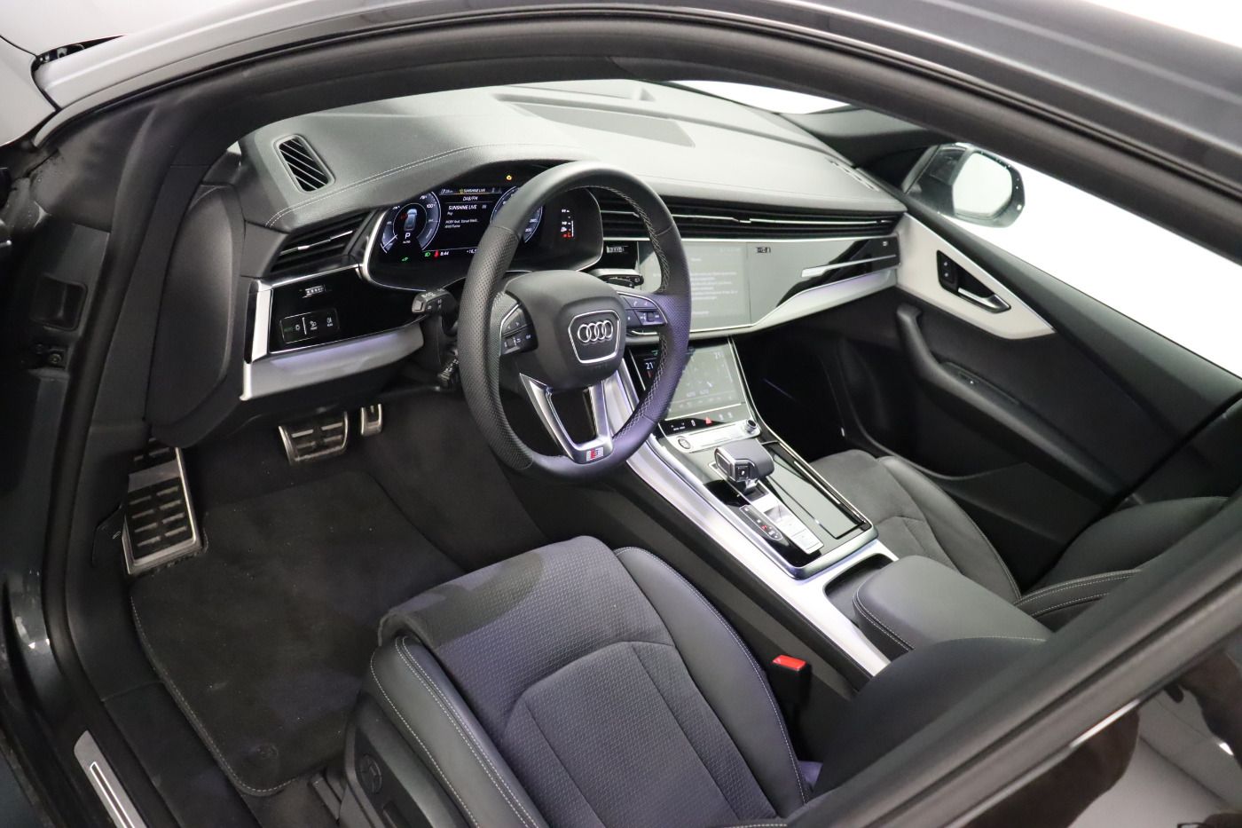 Fahrzeugabbildung Audi Q8 60 TFSI e quattro tiptronic S line AHK Luft