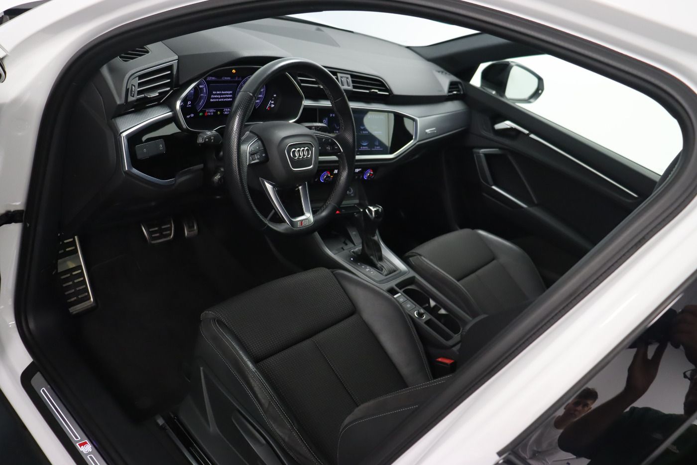 Fahrzeugabbildung Audi Q3 45 TFSI e S tronic S line Optik schwarz ACC