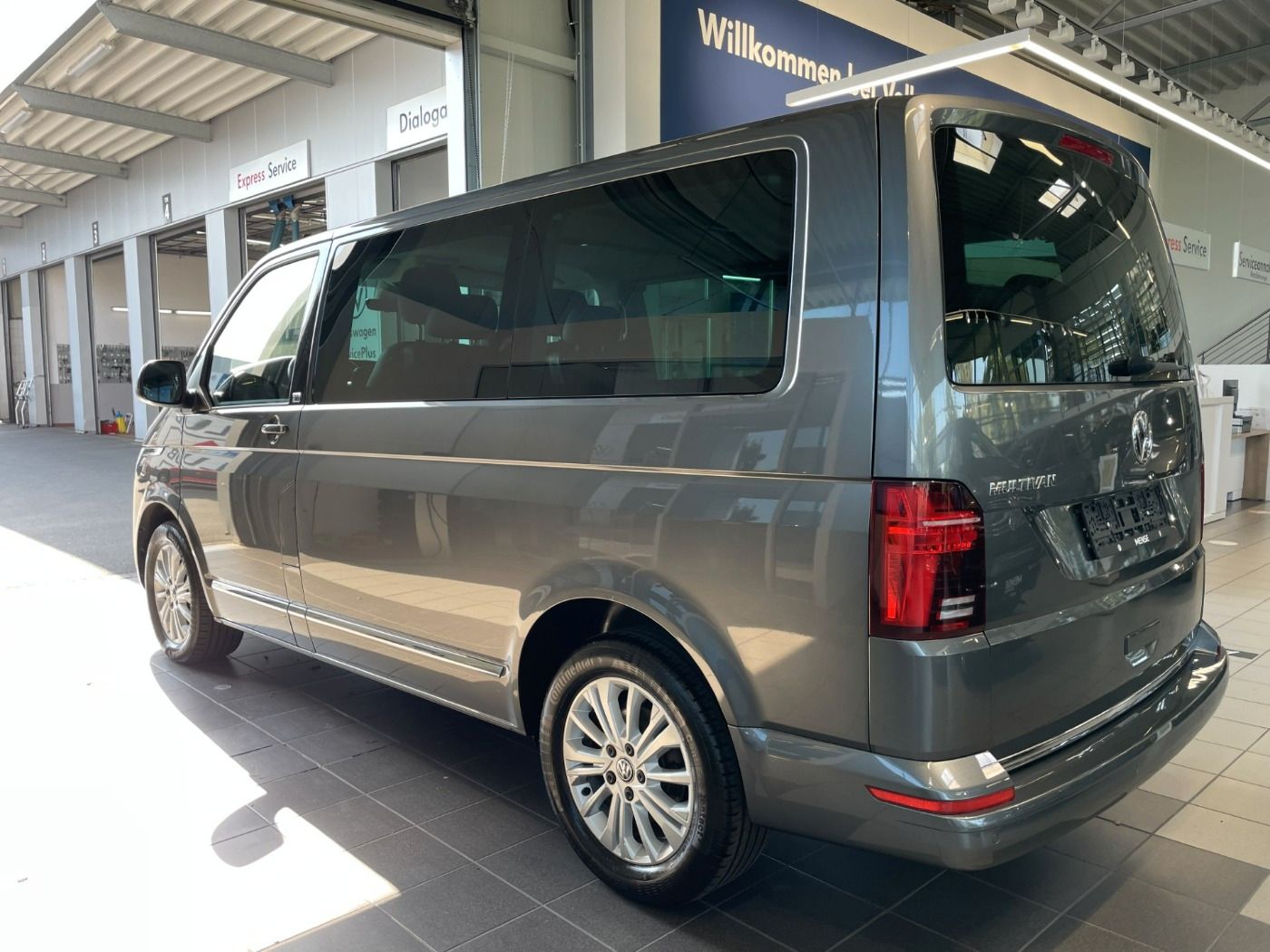 Fahrzeugabbildung Volkswagen T6.1 Multivan  Comfortline 2.0TDI 146kW |ACC|LM