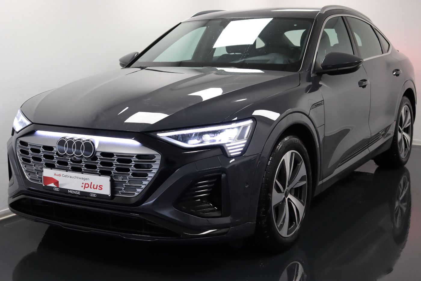 Fahrzeugabbildung Audi Q8 e-tron Sportback 55 quattro S-Line |Matrix