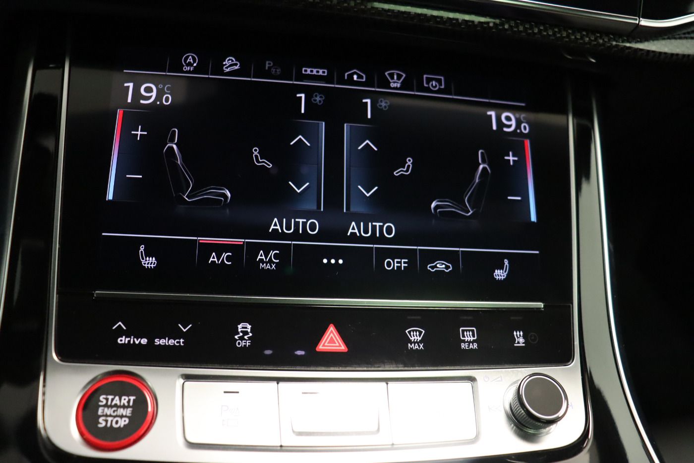 Fahrzeugabbildung Audi SQ8 competition plus AHK Luft Pano Matrix Optik