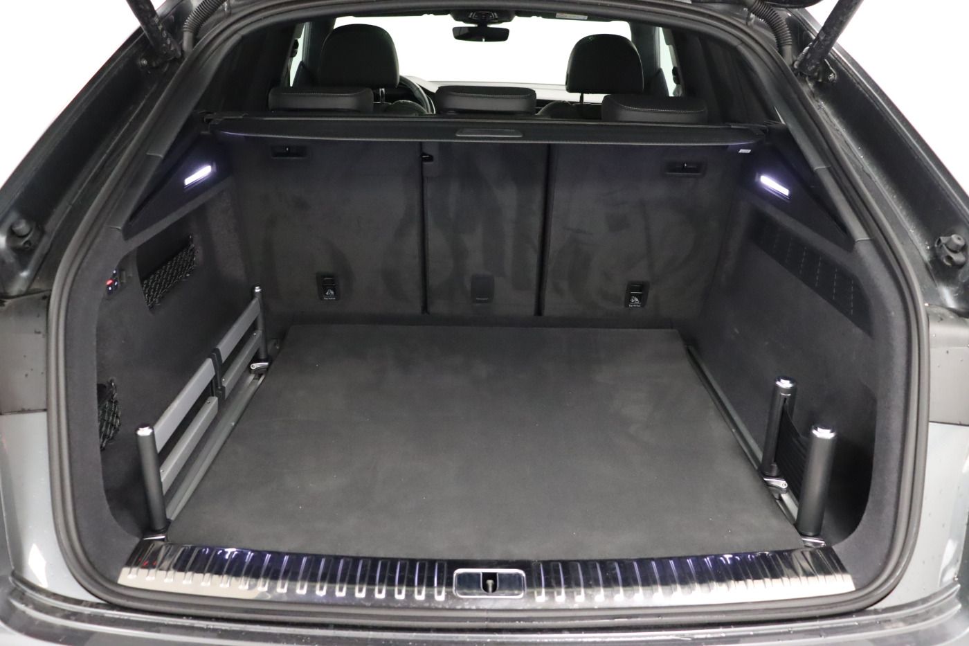 Fahrzeugabbildung Audi SQ8 competition plus AHK Luft Pano Matrix Optik