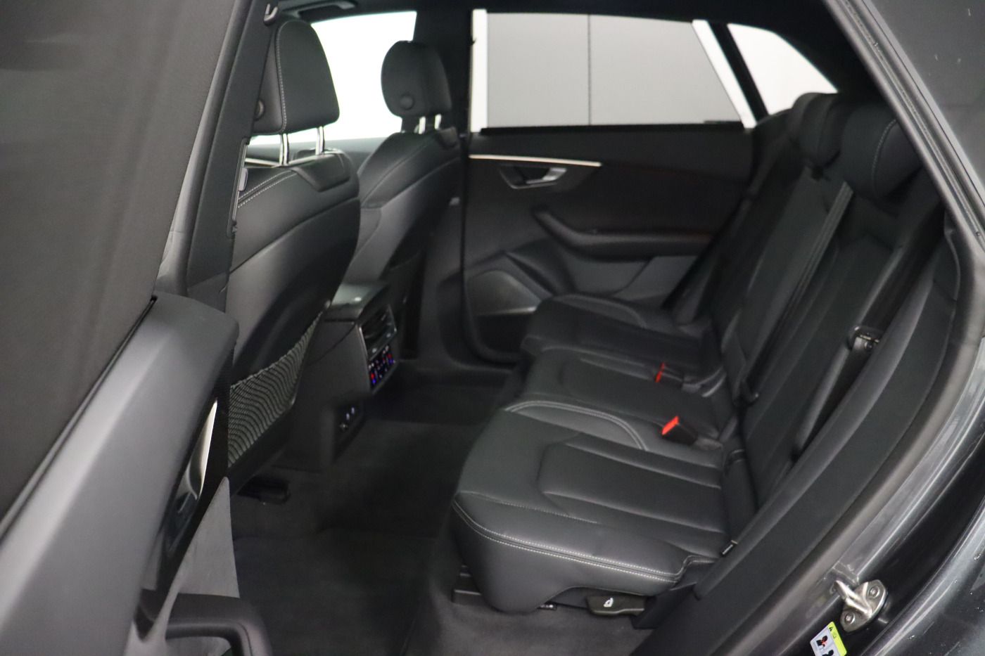 Fahrzeugabbildung Audi SQ8 competition plus AHK Luft Pano Matrix Optik